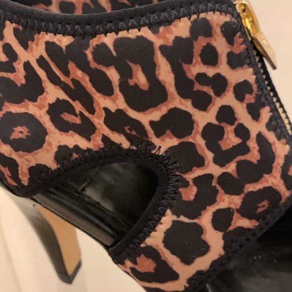 Sola  leather and leopard print textile material that feels like stretch nylon - Picture 5 of 9